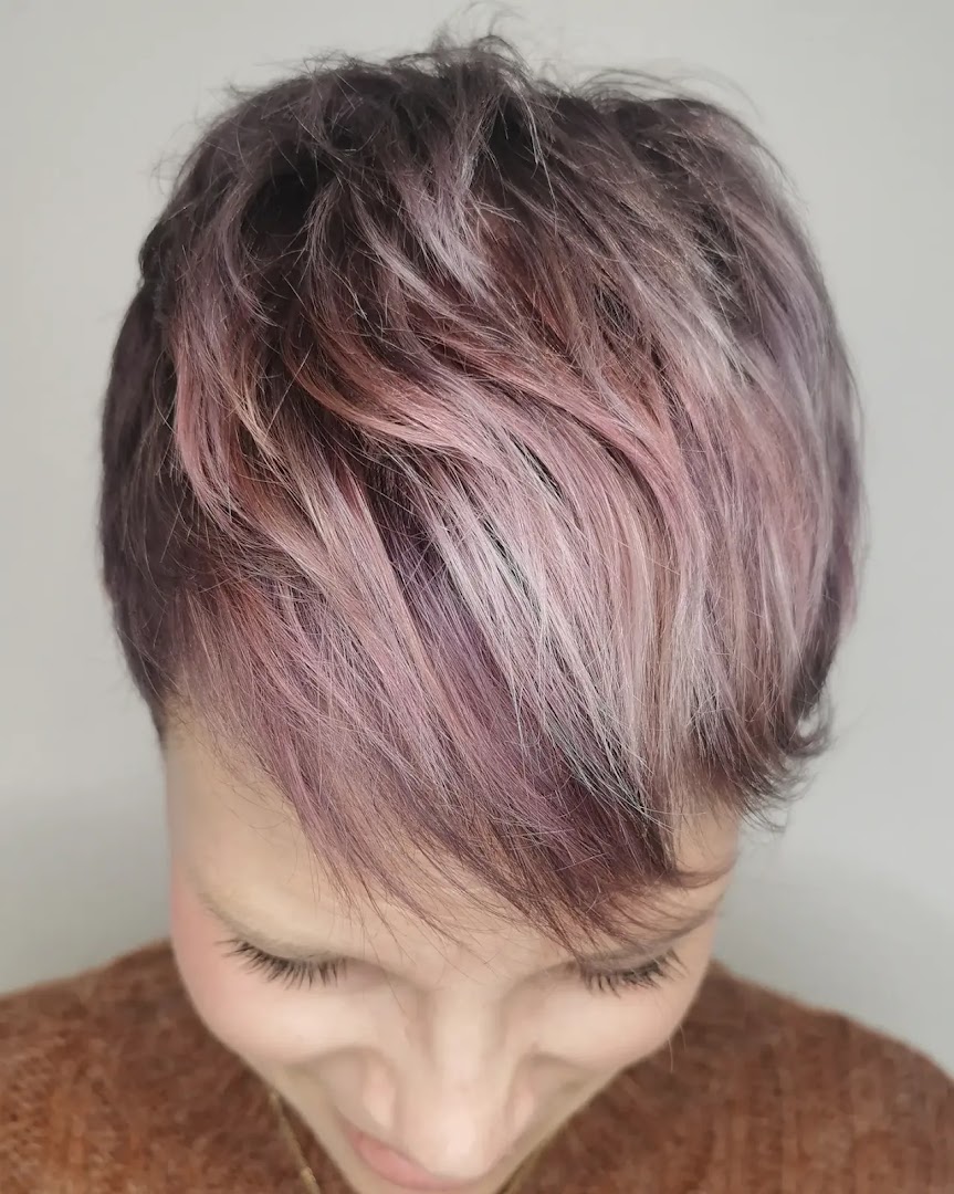 Kort geknipte, roze getinte coupe, resultaat bij Karanfil Hair salon